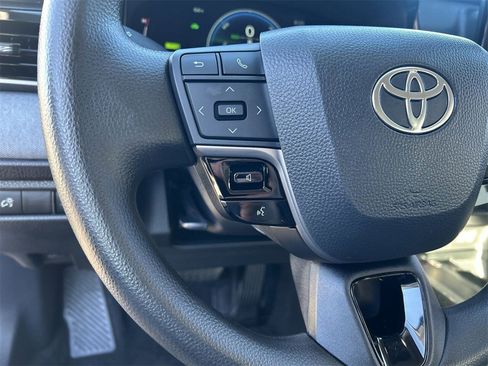 Used 2025 Toyota Camry LE w/ Convenience Package image 20