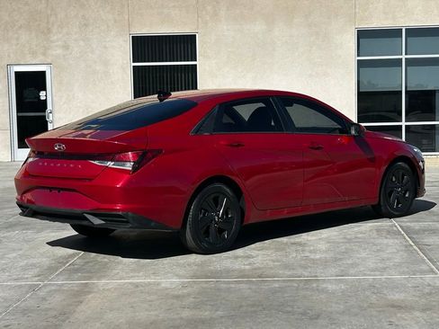 Used 2022 Hyundai Elantra SEL w/ Convenience Package FWD image 9