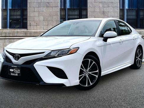Used 2019 Toyota Camry SE FWD image 2