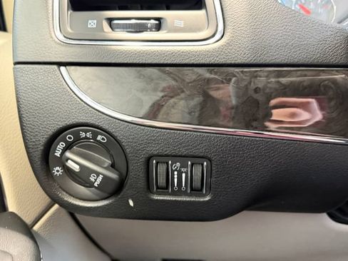 Used 2016 Chrysler Town & Country Touring FWD image 17