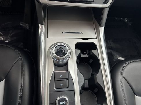 Used 2022 Ford Explorer XLT w/ Equipment Group 202A image 21