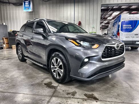 Used 2024 Toyota Highlander XLE FWD image 2