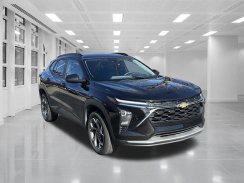 Used 2025 Chevrolet Trax LT image 3