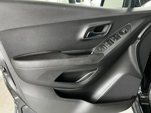 Used 2020 Chevrolet Trax LT w/ Redline Edition FWD image 10