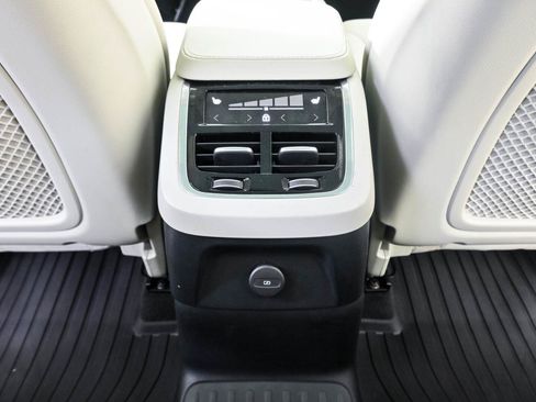Certified 2025 Volvo XC90 T8 Plus w/ Protection Package Premier AWD/4WD image 19