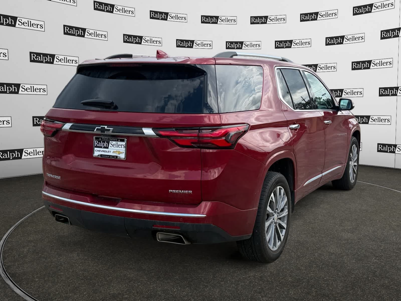 Used 2023 Chevrolet Traverse Premier FWD image 6