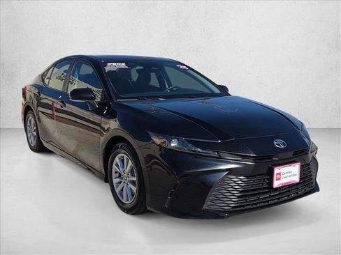 Used 2025 Toyota Camry LE image 3