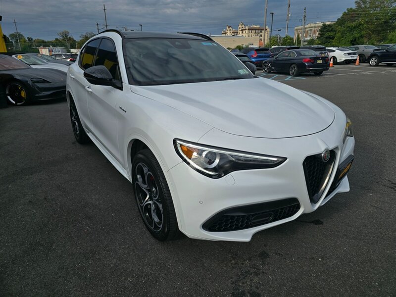Used 2023 Alfa Romeo Stelvio Veloce AWD/4WD image 4