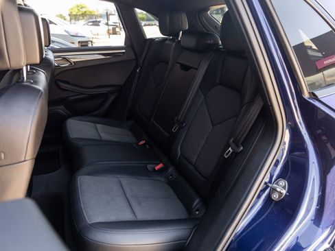 Certified 2022 Porsche Macan AWD/4WD image 33
