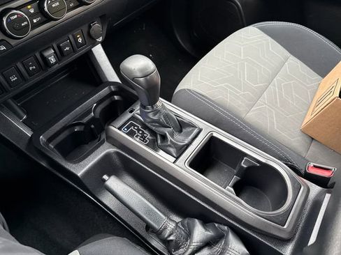 Used 2022 Toyota Tacoma TRD Off-Road w/ Technology Package image 30