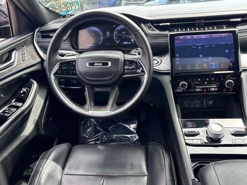 Used 2022 Jeep Grand Cherokee Overland w/ Luxury Tech Group IV AWD/4WD image 18
