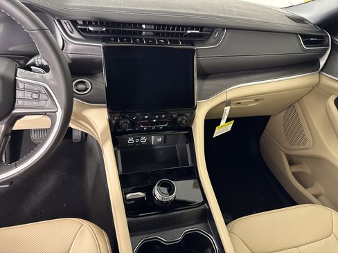 New 2025 Jeep Grand Cherokee Limited w/ Luxury Tech Group II image 25