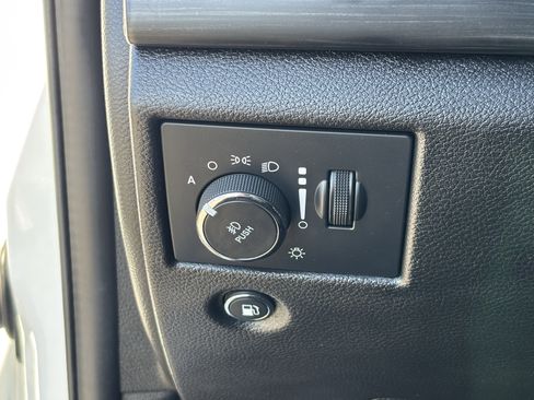 Used 2021 Jeep Grand Cherokee Laredo image 30