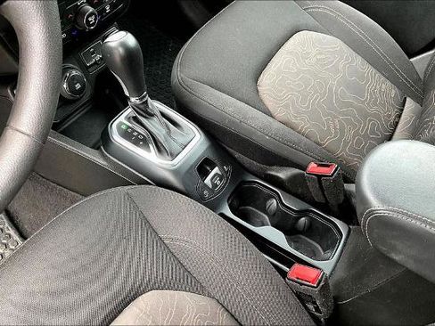 Used 2023 Jeep Renegade Latitude AWD/4WD image 14