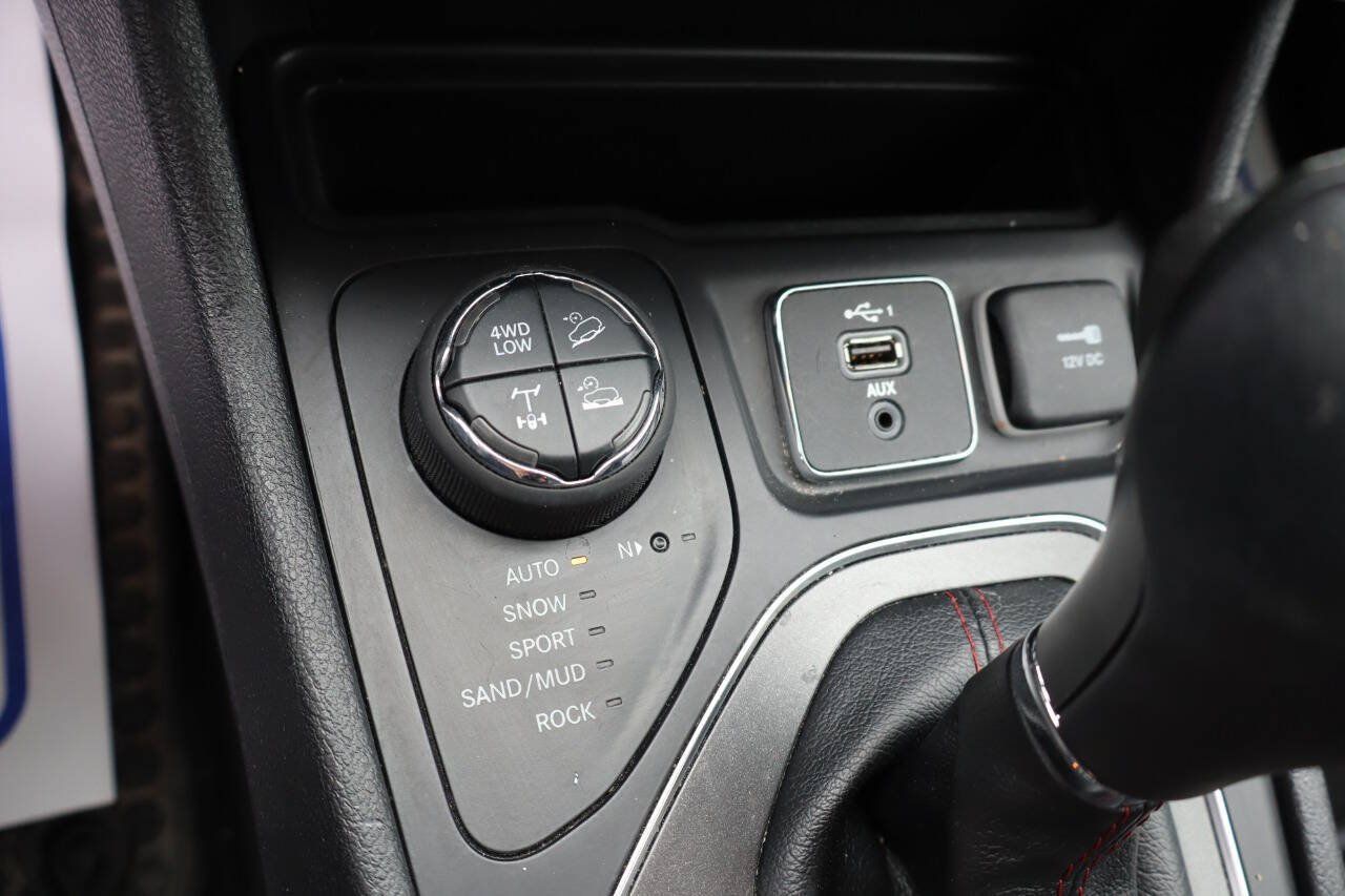 Used 2019 Jeep Cherokee Trailhawk w/ Cold Weather Group AWD/4WD image 17