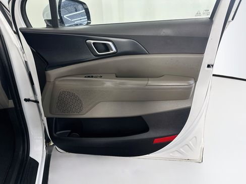 Used 2025 Kia Carnival FWD image 33