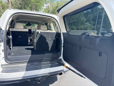 Used 2023 Lexus GX 460 Premium w/ Accessory Package AWD/4WD image 11