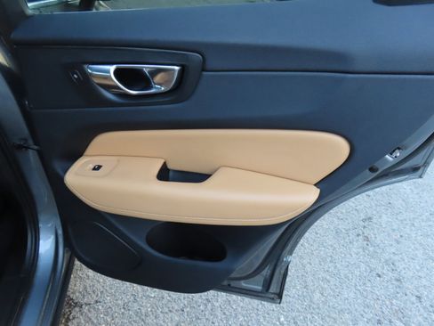 Used 2019 Volvo XC60 T5 Inscription w/ Protection Package Premier image 16