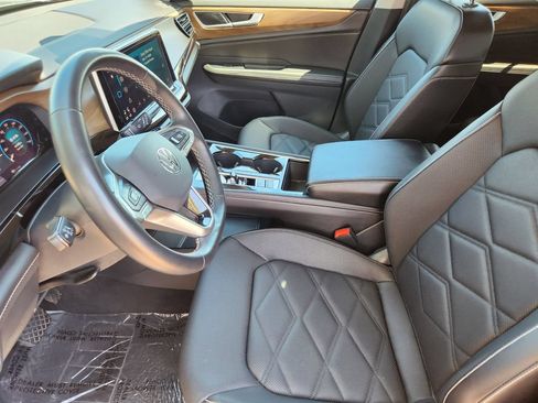 Used 2025 Volkswagen Atlas SE AWD/4WD image 4