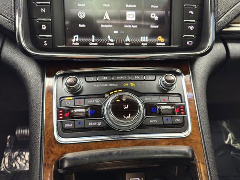 Used 2017 Lincoln Continental Reserve w/ Technology Package image 18