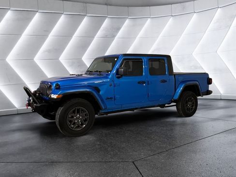 Used 2024 Jeep Gladiator Sport AWD/4WD image 3