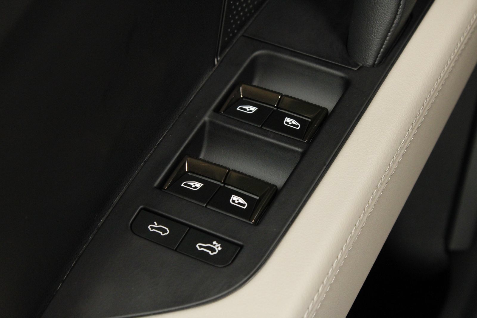 Used 2026 Porsche Cayenne Electric AWD/4WD image 30