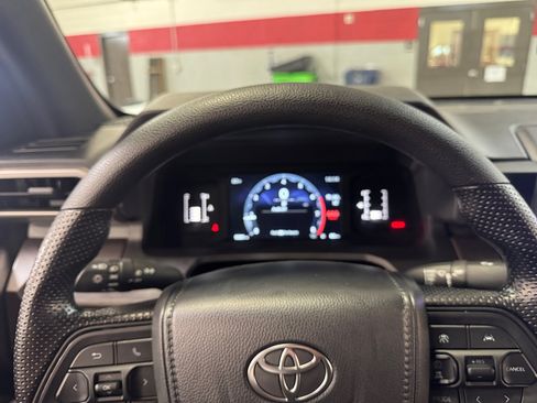 Certified 2025 Toyota Tacoma SR5 AWD/4WD image 10