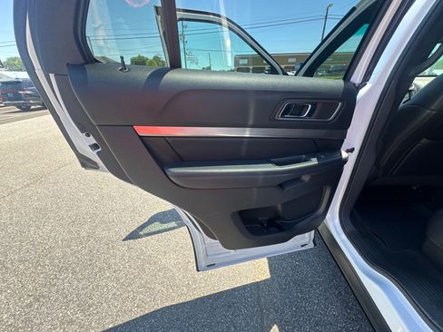Used 2018 Ford Explorer XLT w/ Equipment Group 202A FWD image 8