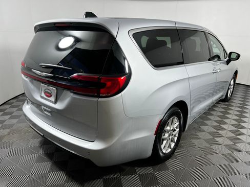 Used 2024 Chrysler Pacifica Touring-L image 5