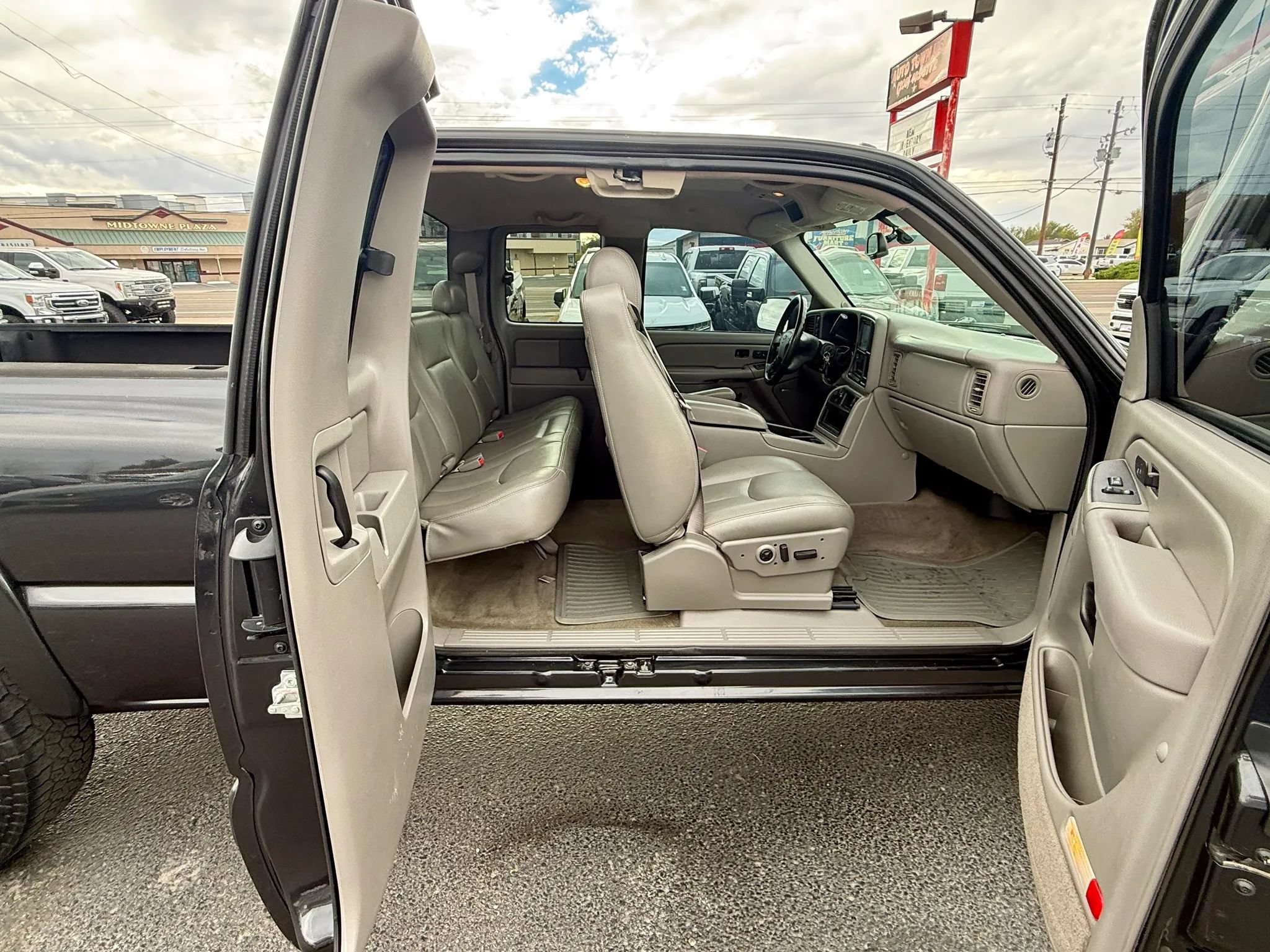 Used 2005 Chevrolet Silverado 2500 LT w/ Heavy-Duty Power Package AWD/4WD image 16
