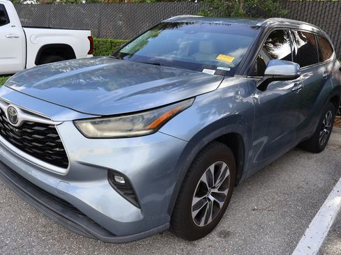 Used 2021 Toyota Highlander XLE image 2