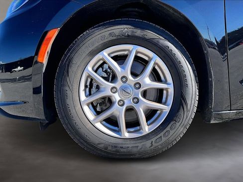 Used 2024 Chrysler Pacifica Touring-L image 34