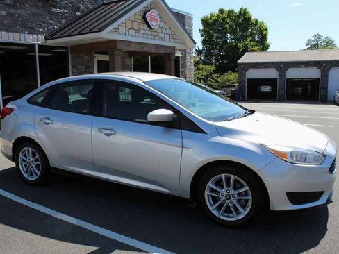 Used 2018 Ford Focus SE image 3