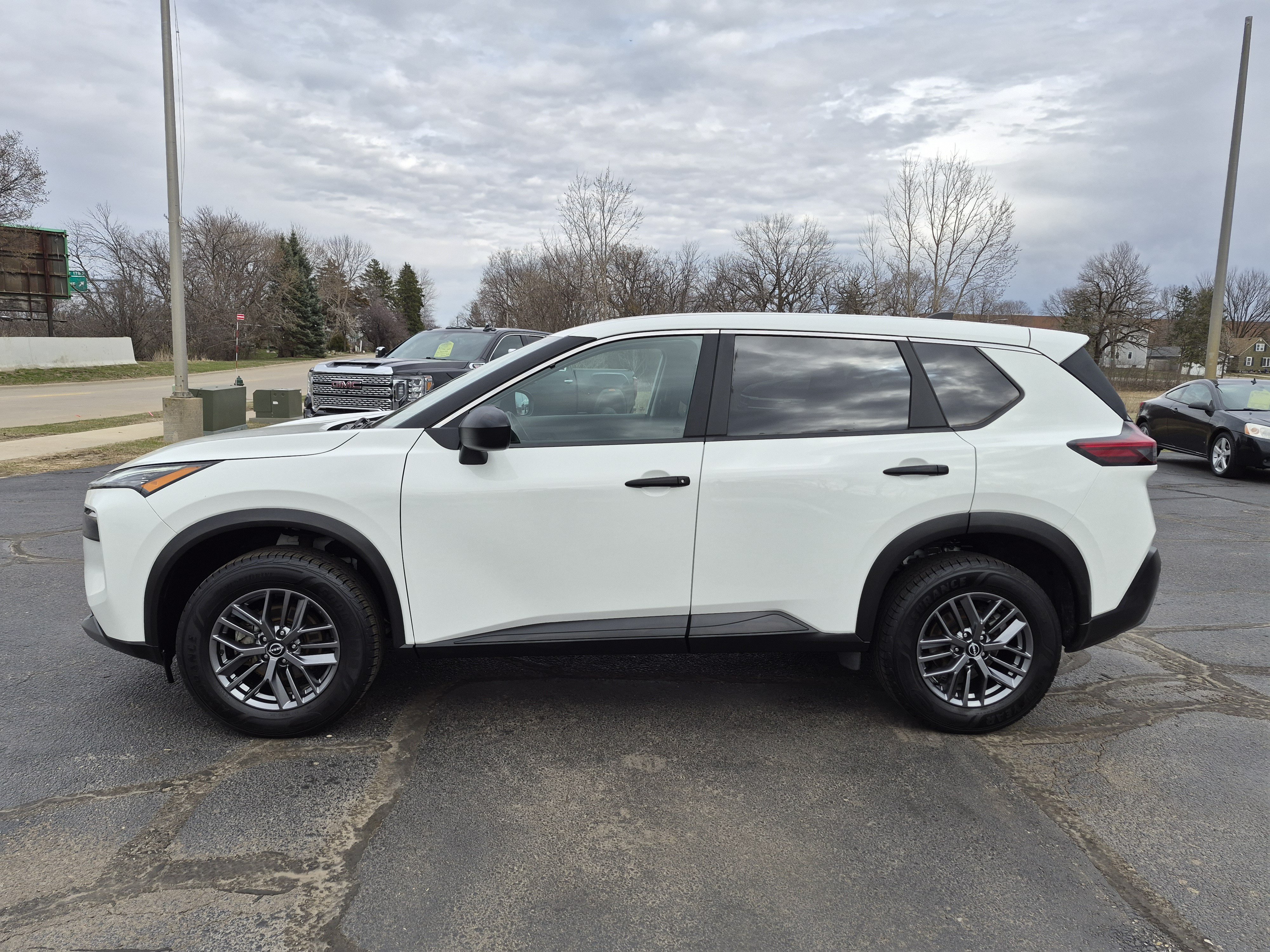 Used 2023 Nissan Rogue S AWD/4WD image 5