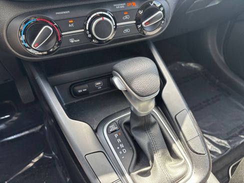 Used 2025 Kia Soul LX w/ LX Technology Package FWD image 40