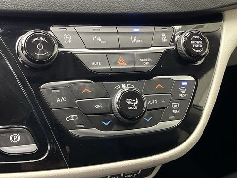 Used 2023 Chrysler Pacifica Touring-L image 21