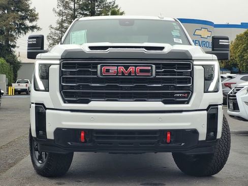 Used 2025 GMC Sierra 2500 AT4 image 3