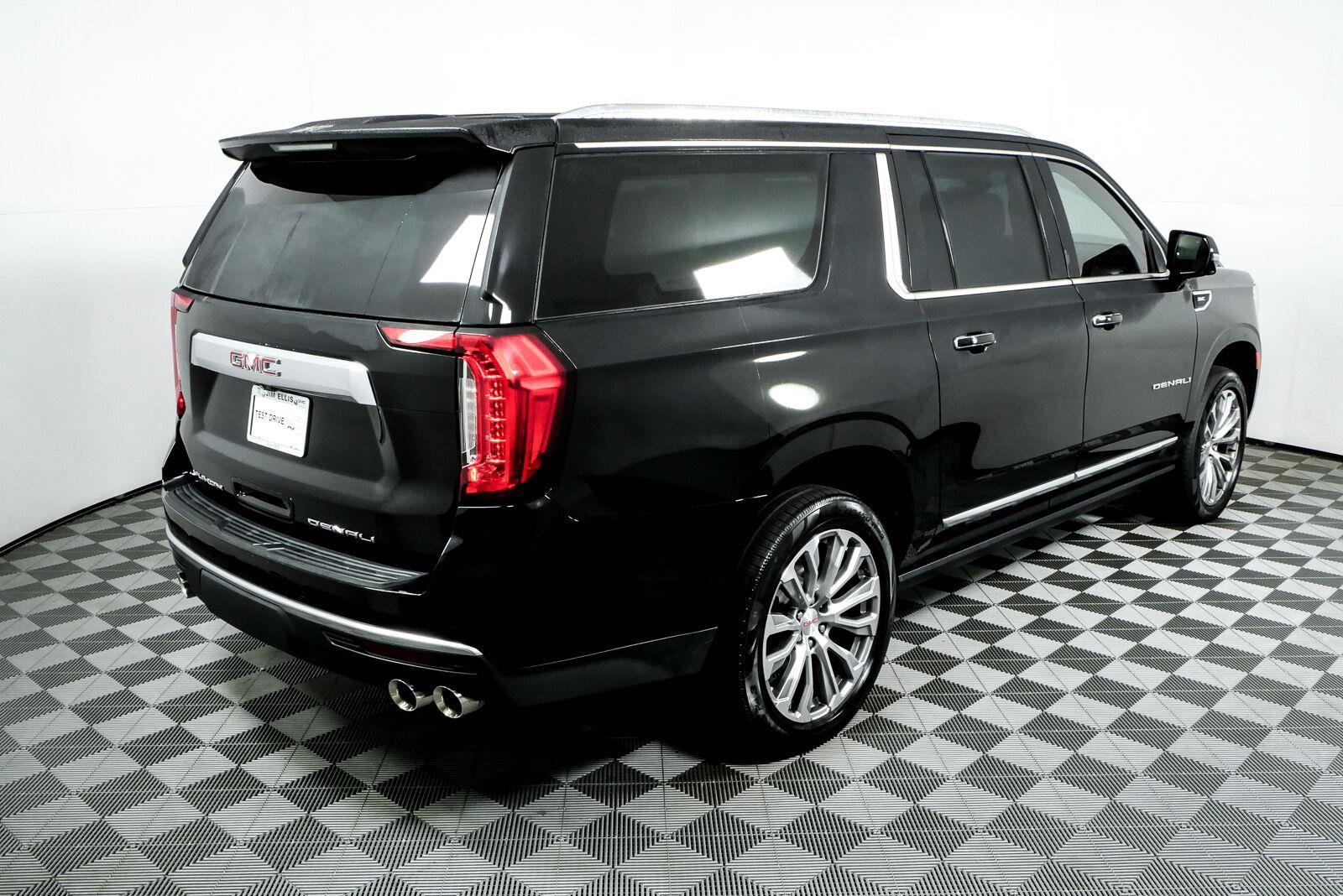 Used 2022 GMC Yukon XL Denali w/ Denali Ultimate Package AWD/4WD image 3
