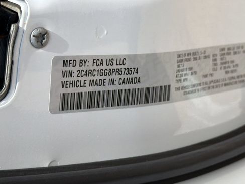 Used 2023 Chrysler Pacifica Limited FWD image 25