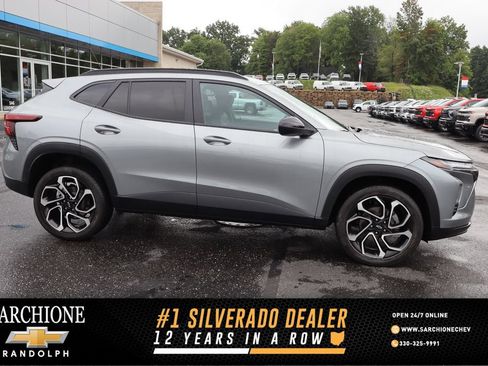 Used 2024 Chevrolet Trax RS FWD image 1