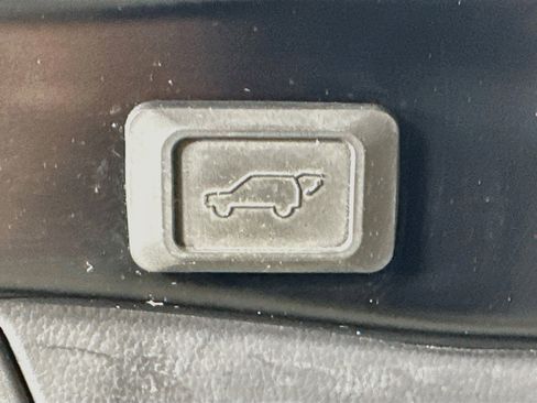 Used 2021 Toyota RAV4 XLE w/ Convenience Package FWD image 29