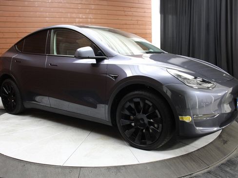 Used 2022 Tesla Model Y Long Range image 12
