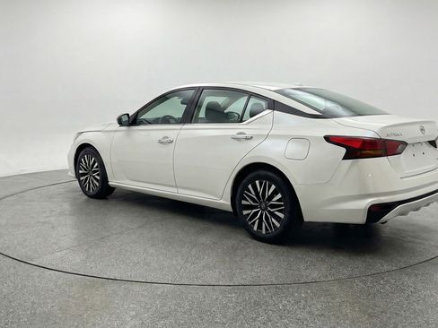 Used 2025 Nissan Altima 2.5 SV FWD image 6