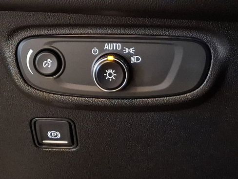 Used 2022 GMC Terrain SLE w/ Driver Convenience Package image 25