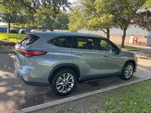 Used 2023 Toyota Highlander Limited FWD image 6