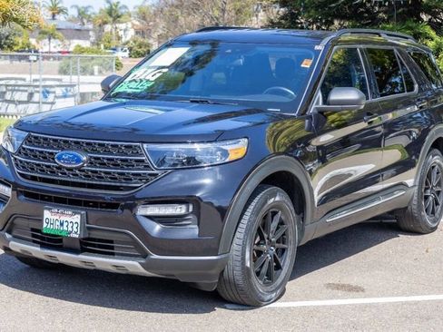 Used 2022 Ford Explorer XLT w/ Equipment Group 202A image 3