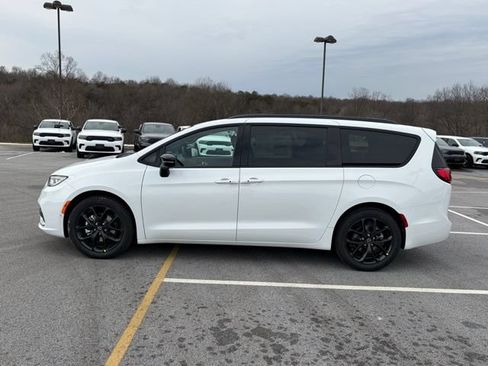 New 2026 Chrysler Pacifica Limited w/ S Appearance Package FWD image 4