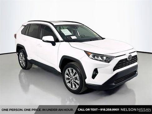 Used 2020 Toyota RAV4 XLE Premium image 3