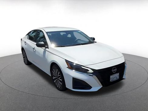 Used 2025 Nissan Altima 2.5 SV FWD image 3