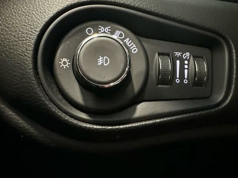 Used 2023 Jeep Renegade Latitude w/ Premium Group AWD/4WD image 19